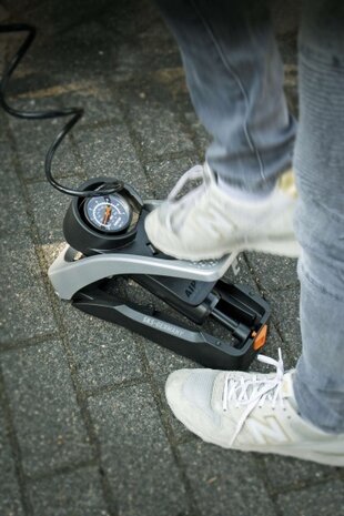voetpomp Airstep met manometer 7 Bar 30 x 15 cm zwart