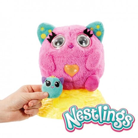 Nestlings interactieve verzorgingsknuffel roze