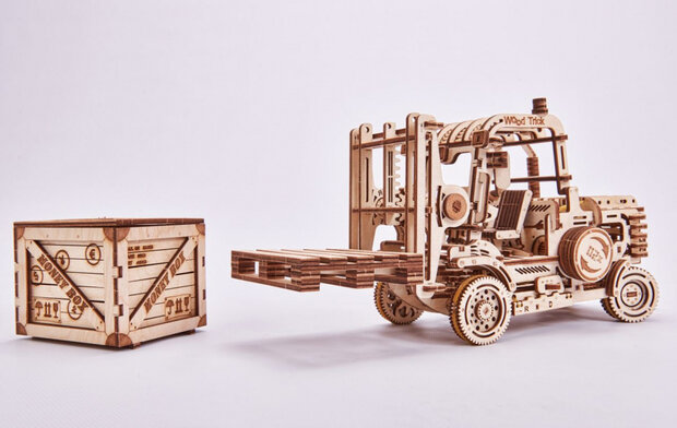 model heftruck met spaarpot hout 31,5 x 11,5 cm