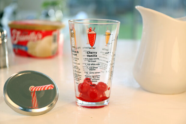 maatbeker Milkshake 475 ml glas/RVS rood/wit
