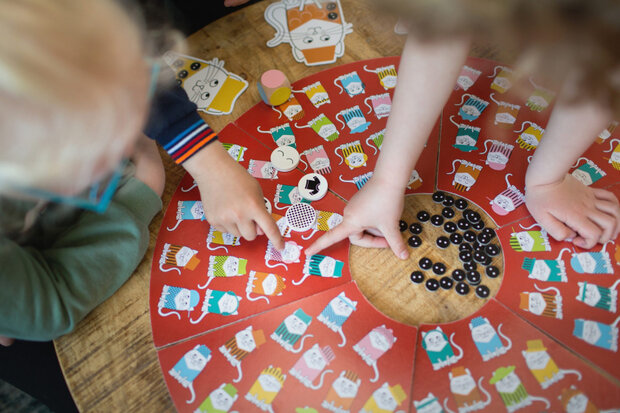 kinderspel Poezen met Hoeden 60 cm karton rood