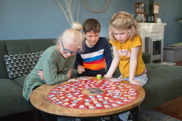 kinderspel Poezen met Hoeden 60 cm karton rood
