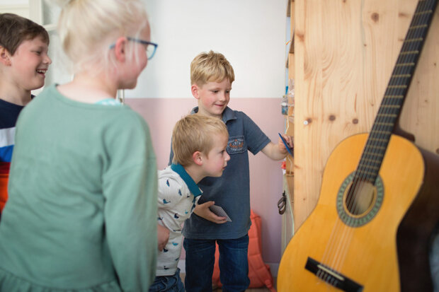 kinderspel Speurtocht karton wit/blauw/geel 123-delig