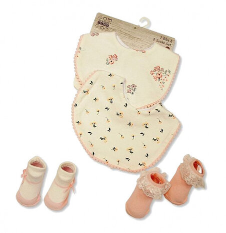 babyset slabbetjes en sokjes cr&egrave;me/roze 4-delig