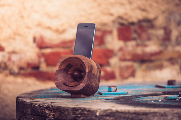 versterker iPhone 5(s/se) en iPod Touch 5/6 hout bruin