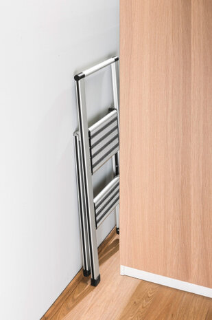 huishoudtrap 2-treeds 44 x 94 cm aluminium zilver
