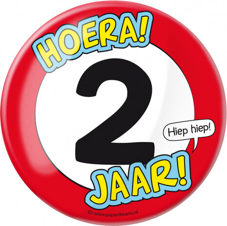button Hoera! 2 jaar! junior 10 cm staal rood/wit